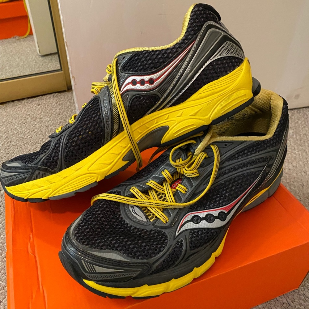 EUC Men’s Saucony Triumph 9 Running Shoes